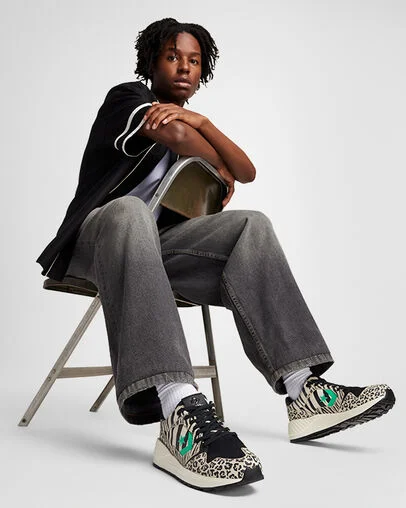 Wave Trainer Black/Vintage White/Apex Green, On Foot Shot 2