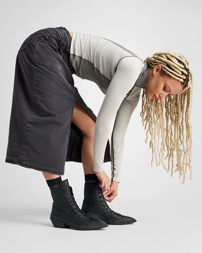 Chuck 70 De Luxe Pointed Leather Black/Black/Black, On Foot Shot 1