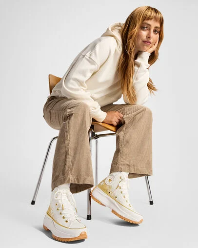 Run Star Hike Platform Gold & Embroidered Stars Vintage White/Vintage White, On Foot Shot 2