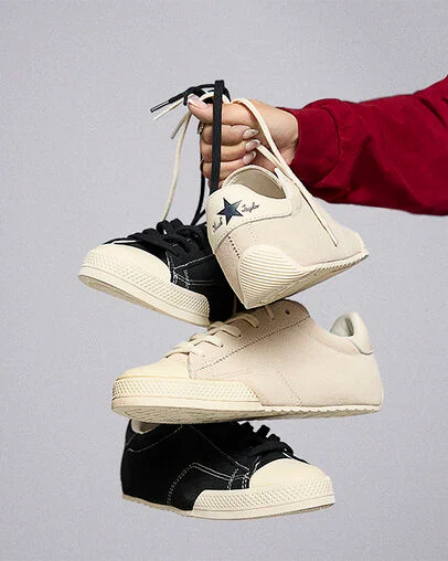 Chuck Taylor Lo Egret/Egret/Black, On Foot Shot 2