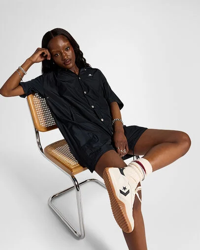 Run Star Trainer Egret/Black/Honey, On Foot Shot 2