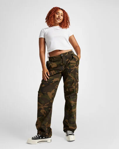 Chuck 70 De Luxe Squared Black/Black/Egret, On Foot Shot 1