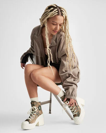 Chuck 70 De Luxe Heel Washed Denim Barely Grey/Egret/Barely Grey, On Foot Shot 2