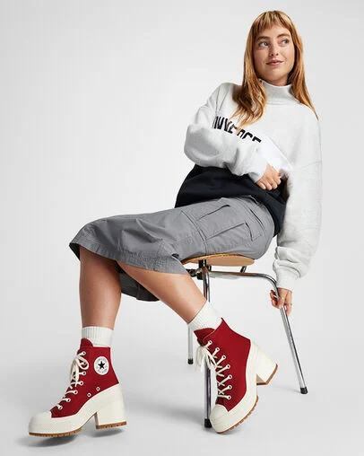 Chuck 70 De Luxe Heel Park Red/Natural Ivory/Black, On Foot Shot 2