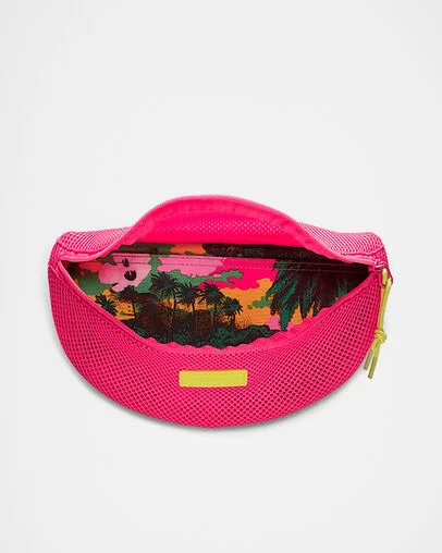 Sling Pack Strawberry Jam, Detail View