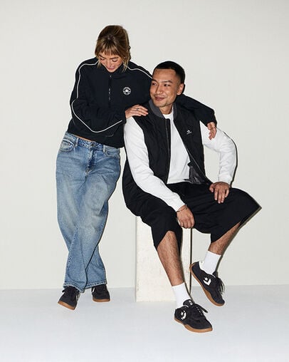 Run Star Trainer Black/Egret/Honey, On Foot Shot 1