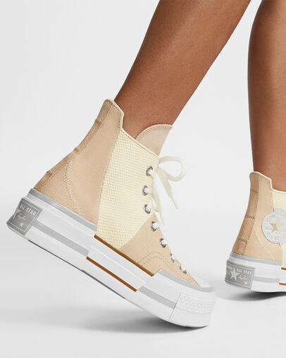 Chuck 70 Plus Summer Utility Oat Milk/Soft Dune, On Foot Shot 1