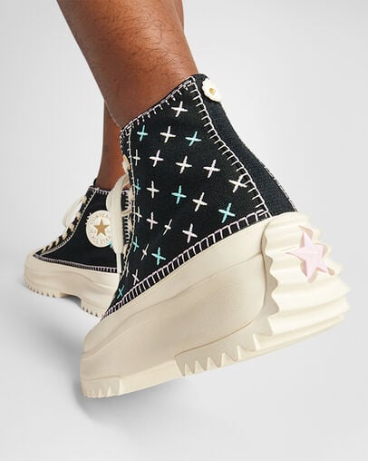 Run Star Hike Platform Crafted Stitching Black/Egret/Gold, On Foot Shot 2