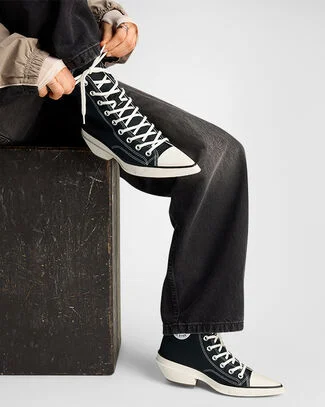 Chuck 70 De Luxe Pointed Black/White/Black, Outer Side View