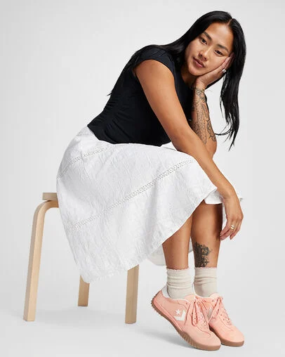 Run Star Trainer Flamingo Fade/Egret, On Foot Shot 2