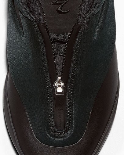 SHAI 001 Charm Black, On Foot Shot 2