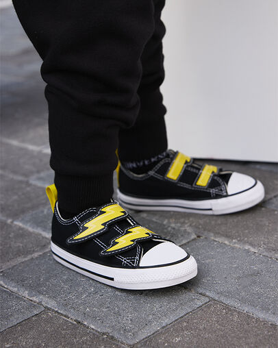 Chuck Taylor All Star Electric Bolt Easy-On Black/Golden Wren, On Foot Shot 2