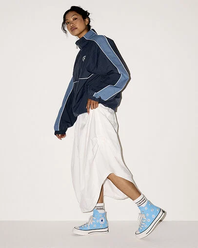 Chuck 70 Embroidered Daisies Blue It/White/Black, On Foot Shot 1