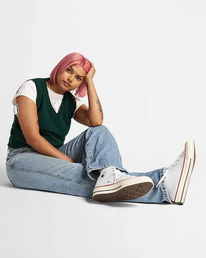 Chuck 70 Canvas White/Garnet/Egret, On Foot Shot 2