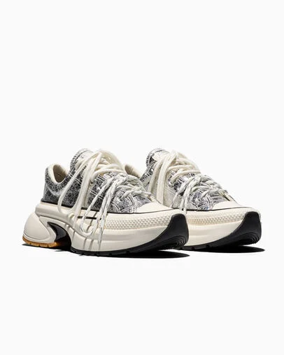 Run Star Crush Distressed Patent Pure Silver/Egret/Black, Top and Side View