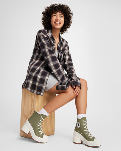 Chuck 70 De Luxe Heel Light Field Surplus/Egret, On Foot Shot 2