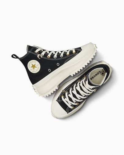 Run Star Hike Charms Black/Egret/Gold, Angled View