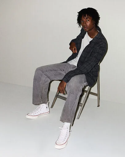 Chuck 70 Canvas White/Garnet/Egret, On Foot Shot 1