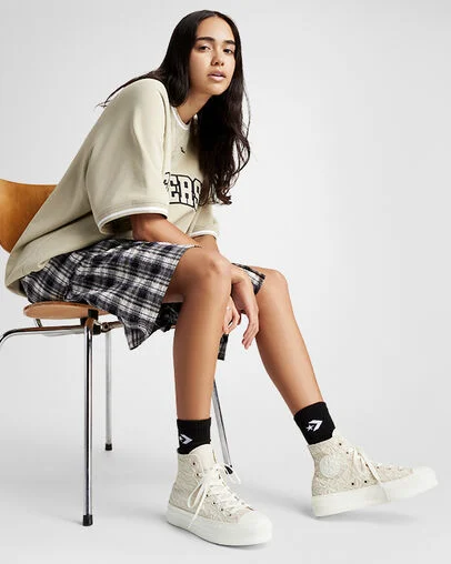 Chuck Taylor All Star Lift Platform Textured Material Light Dune/Egret/Egret, On Foot Shot 2