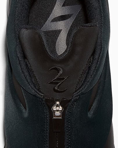 SHAI 001 Charm Black, Detail Angle View