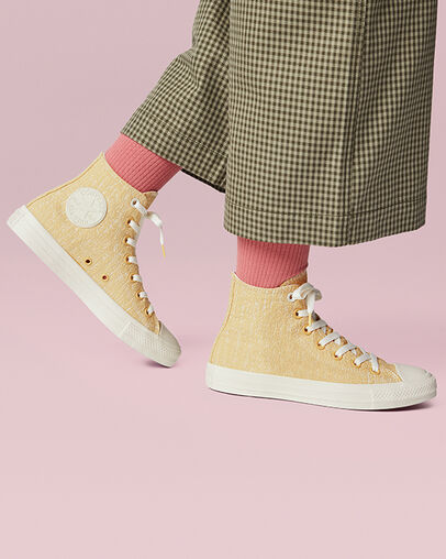 Hybrid Texture Chuck Taylor All Star Saturn Gold/Egret/Egret, On Foot Shot 1