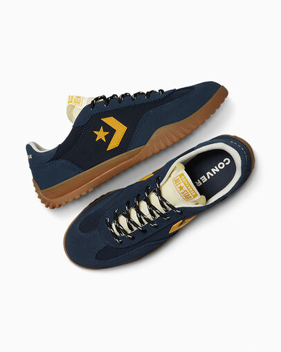 Run Star Trainer Suede Obsidian/Gum Honey/Sunny Angle, Angled View