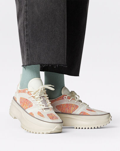 Run Star Veloz Engineered Optimism Vapor Mauve/Dark Sulfur/Egret, On Foot Shot 1