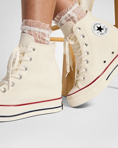 Chuck 70 Wedge Platform Egret/Schwarz/Rot, On Foot Shot 2