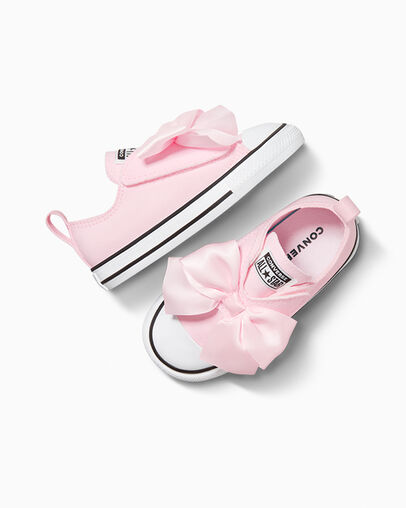 Chuck Taylor All Star Bows Easy On Pink Frosting/White/Black, Angled View