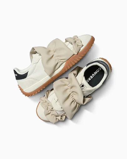 Run Star Trainer Ruffle Egret Ruffles, Angled View