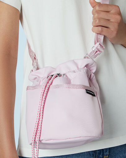 D&eacute;couvrez le mini sac seau bandouli&egrave;re Mousse rose