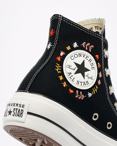 It's Okay To Wander Platform Chuck Taylor All Star Zwart/Vintage White/Multi, Detail Angle View