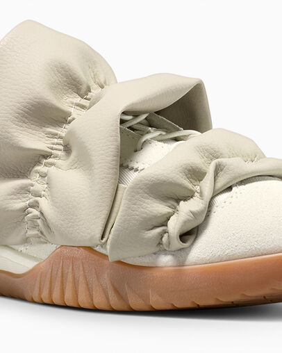 Run Star Trainer Ruffle Egret Ruffles, Detail Angle View