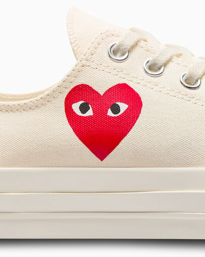 PLAY Comme des Garçons Single Heart Chuck 70 Milk/Black/Red, Detail Angle View