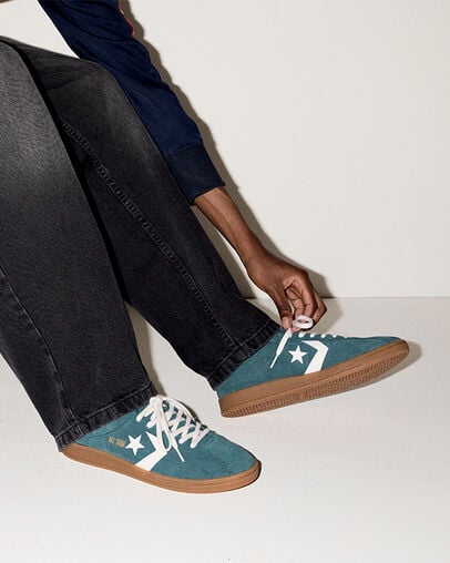 All Star Classic Trainer Suede Jaded Teal/Vintage White/Gum, On Foot Shot 2