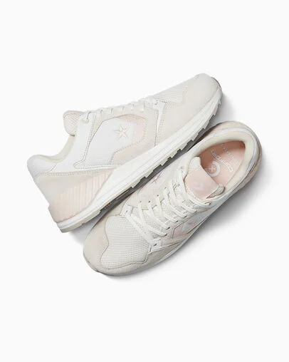 Wave Trainer Vintage White/Egret/Papyrus, Angled View