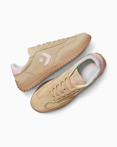 Run Star Trainer Suede Coastal Dune/Sugar Berry/Egret, Angled View