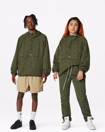Anorak Court Ready Oversized All-Over Print Caqui cargo agrietado, Full Body View