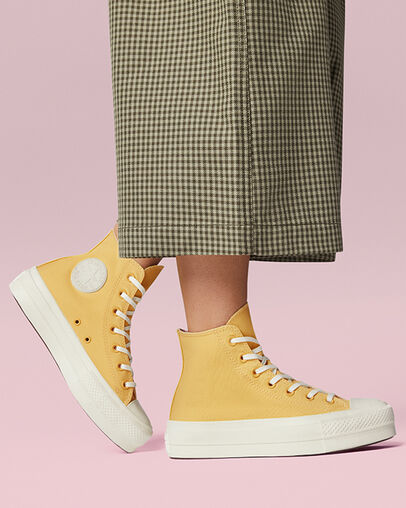 Chuck Taylor All Star Lift Platform Hybrid Texture Saturn Gold/Egret/Egret, On Foot Shot 1