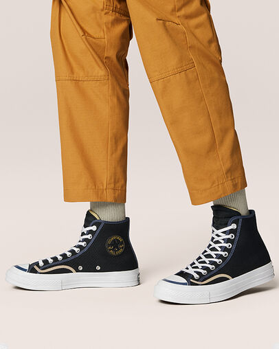 Chuck 70 Varsity Hybrid Texture Black/Steel/White, On Foot Shot 1