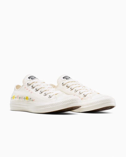 Chuck Taylor All Star Embroidered Flowers Garza/Verde monta&ntilde;a, Top and Side View
