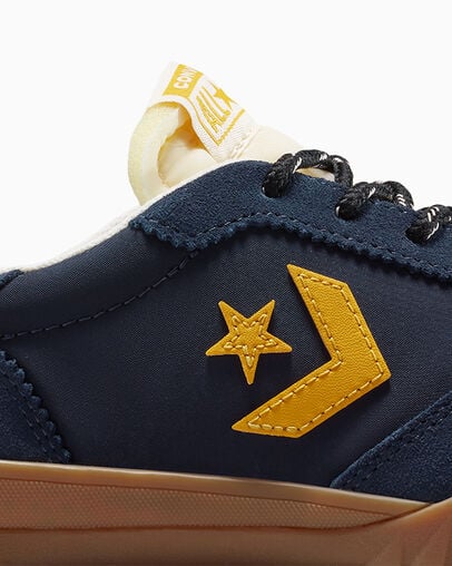 Run Star Trainer Suede Obsidian/Gum Honey/Sunny Angle, Detail Angle View