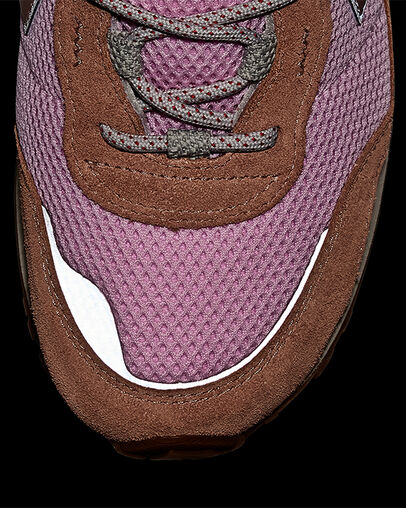 Omega Trainer SE Dried Earth/New Found Bloom, Detail Angle View