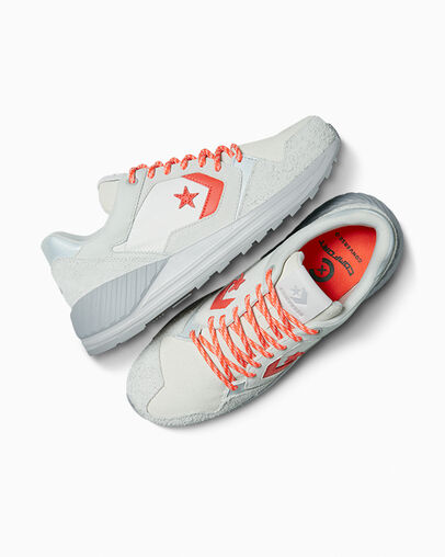 Wave Trainer Barely Grey/Vintage White, Angled View