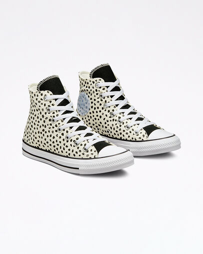 Bienvenue dans l'univers sauvage de la Chuck Taylor All Star &Eacute;cru/Noir/Blanc, Angled View