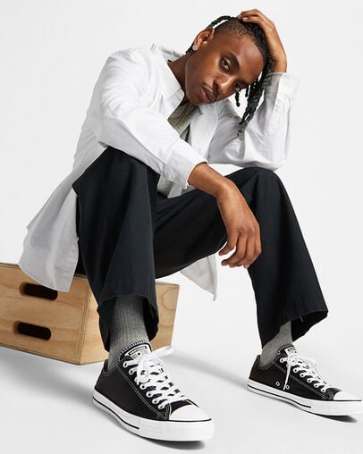 Chuck Taylor All Star Leather Schwarz, On Foot Shot 2