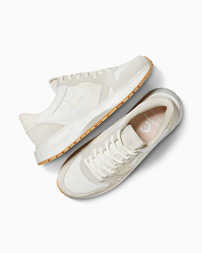 Omni Trainer Egret/Vintage White/Light Dune, Angled View