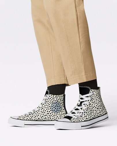 Bienvenue dans l'univers sauvage de la Chuck Taylor All Star &Eacute;cru/Noir/Blanc, On Foot Shot 1