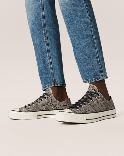 Archive Reptile Chuck 70 Gris/Garza/Negro, On Foot Shot 1