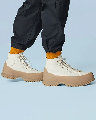 Chuck Taylor All Star Lugged Winter 2.0 Egret/Light Twine, On Foot Shot 1